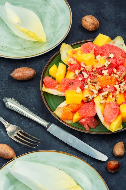 Ensalada de frutas y achicoria