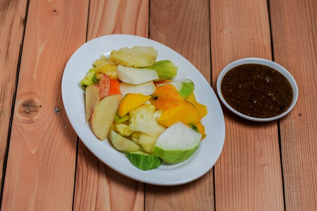 Ensalada de frutas agridulce, picante y fresca Fruta con pasta de chile picante Ensalada de frutas de Indonesia