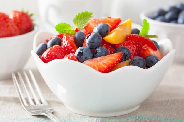 Ensalada de frutas con albaricoque fresa y arándano