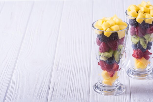 Ensalada de frutas y bayas frescas en vaso Fondo de alimentos vitamínicos saludables