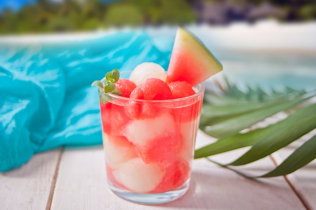 Ensalada de frutas con bolas de melón y sandía en vaso