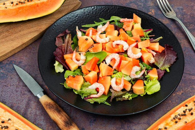 Ensalada de frutas con camarón y papaya