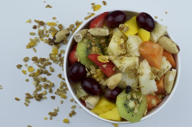 Ensalada de frutas con castañas y granola en un bol