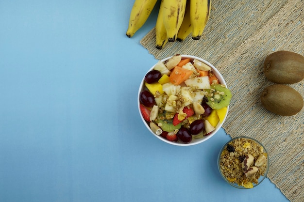 Ensalada de frutas con castañas y granola en un bol