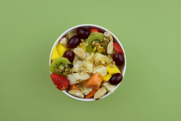 Ensalada de frutas con castañas y granola en un bol