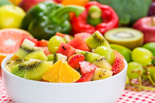 Ensalada de frutas Closeup en tazón de fuente blanco