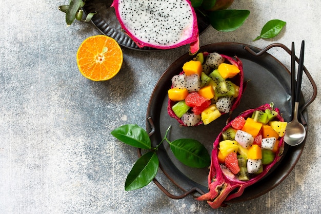 Ensalada de frutas de desintoxicación de dieta saludable en verano en un tazón de fruta del dragón Vista superior