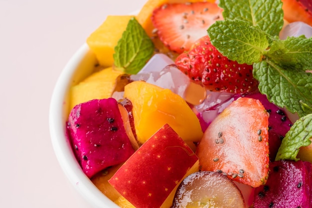 La ensalada de frutas es un plato que consta de varios tipos de frutas. La ensalada de frutas se puede servir como aperitivo.