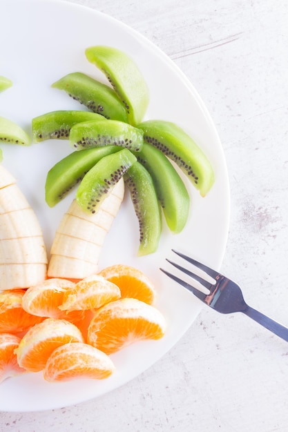 Ensalada de frutas en forma de palmeras tropicales