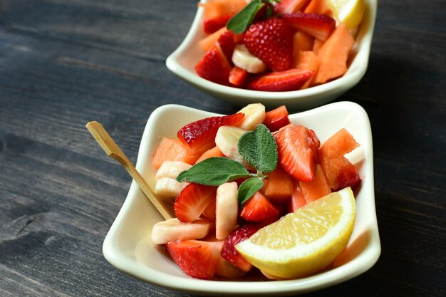 Ensalada de frutas con fresas, melón amarillo y plátano