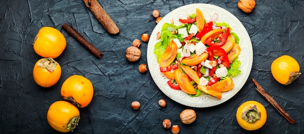 Ensalada de frutas frescas con caquis y queso