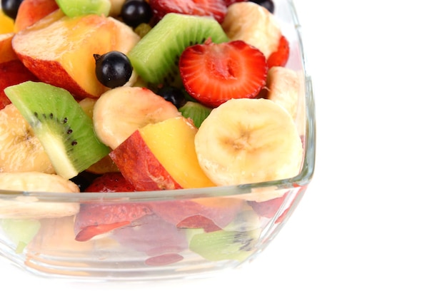 Ensalada de frutas frescas en un cuenco aislado en blanco
