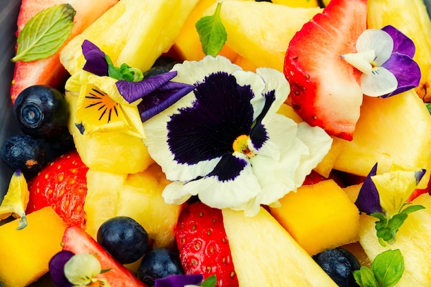 Foto ensalada de frutas frescas con flores comida vegana