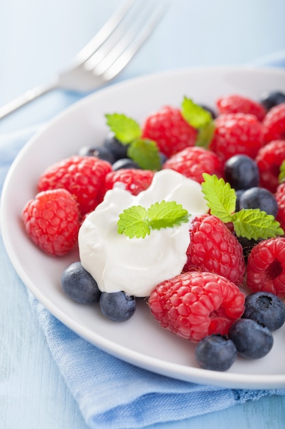 Ensalada de frutas frescas con frambuesa y arándanos