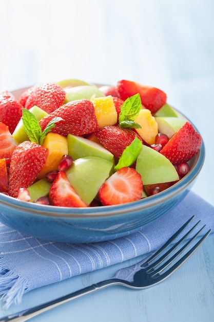 Ensalada de frutas frescas con fresa, manzana, nectarina, granada