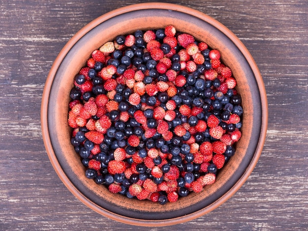 Ensalada de frutas frescas con fresas y arándanos bayas silvestres