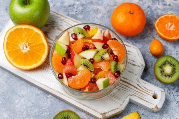 Ensalada de frutas frescas en el recipiente con frutas frescas.