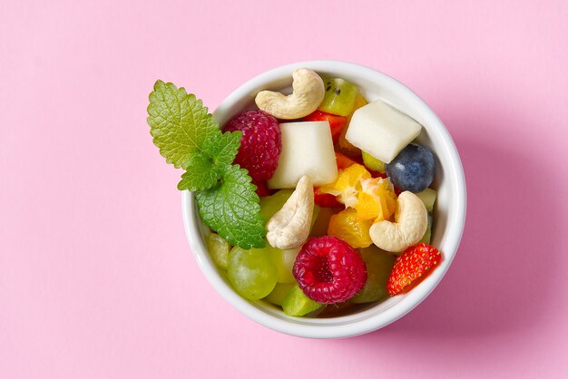 Ensalada de frutas frescas en un tazón blanco