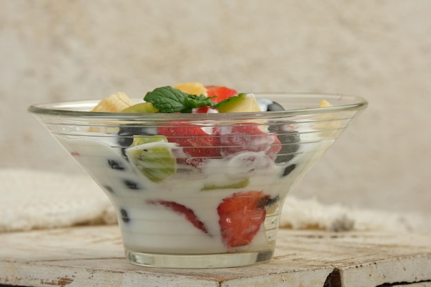 Ensalada de frutas frescas con yogur Alimentación saludable sobre un fondo blanco