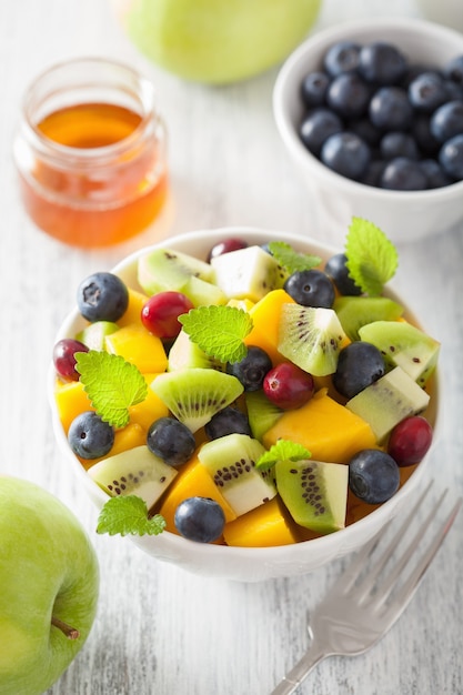 Ensalada de frutas con mango, kiwi, arándano para el desayuno