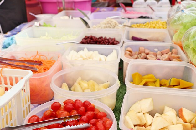 ensalada de frutas en el mercado