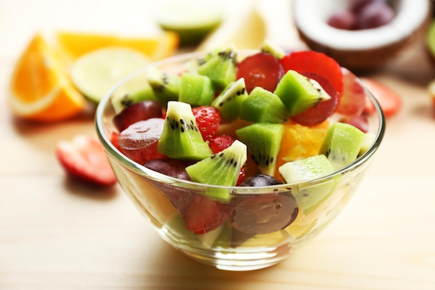 Ensalada de frutas en la mesa