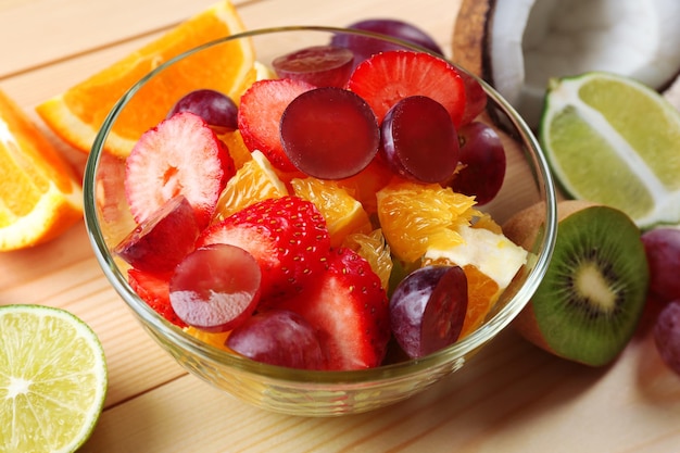 Ensalada de frutas en la mesa