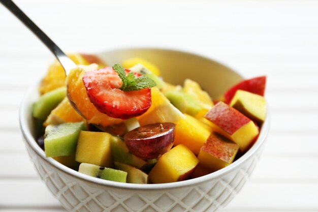 Ensalada de frutas en la mesa