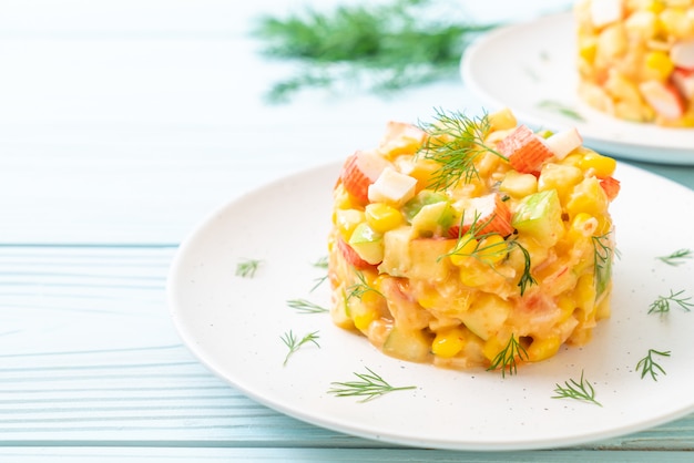 Ensalada de frutas mixtas con palito de cangrejo (manzana, maíz, papaya, piña)