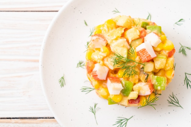 Ensalada de frutas mixtas con palito de cangrejo (manzana, maíz, papaya, piña)