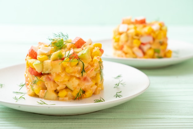 Ensalada de frutas mixtas con palitos de cangrejo (manzana, maíz, papaya, piña)