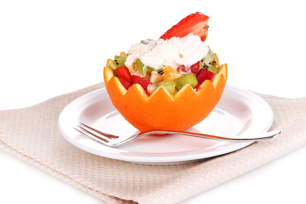 Ensalada de frutas en naranja ahuecada aislado en blanco