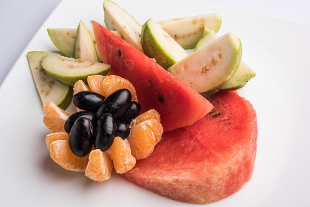 Ensalada de frutas o frutas cortadas desayuno dietético saludable