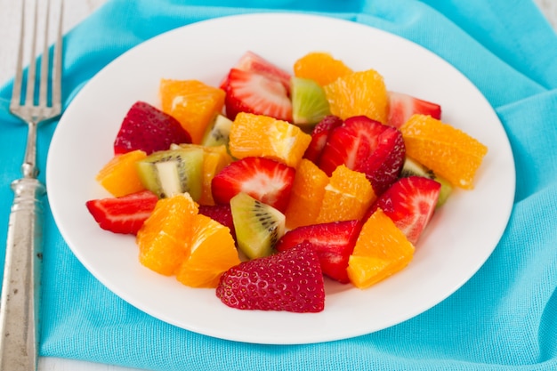 Ensalada de frutas en plato blanco