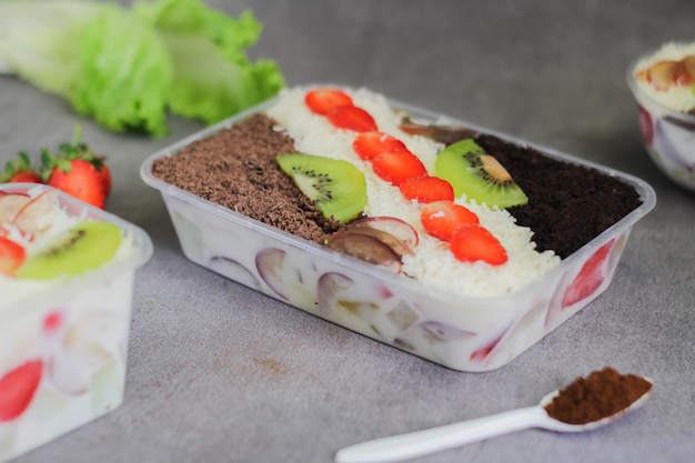 Ensalada de frutas con queso, fresas en rodajas de chocolate y kiwi Comida saludable y adecuada para la dieta