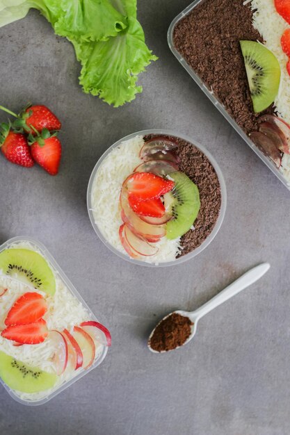 Ensalada de frutas con queso, fresas en rodajas de chocolate y kiwi Comida saludable y adecuada para la dieta