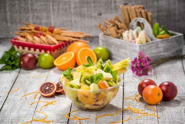 Ensalada de frutas en recipiente de vidrio