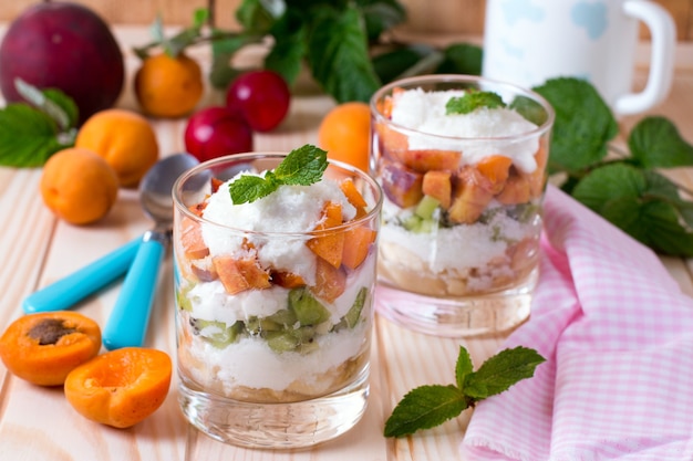 Ensalada de frutas saludables en vasos