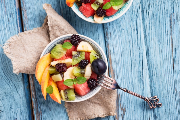 Ensalada de frutas con sandía, plátano y kiwi.