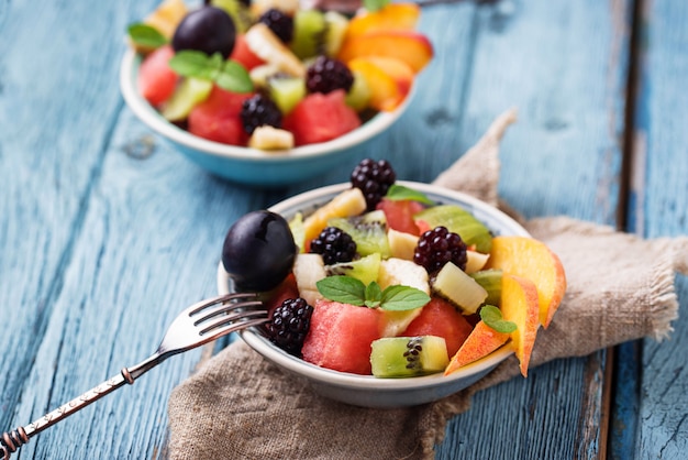 Ensalada de frutas con sandía, plátano y kiwi.