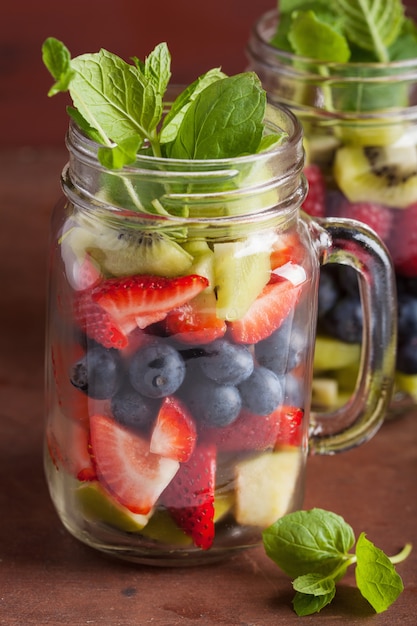 Ensalada de frutas en tarro de masón fresa arándano kiwi manzana menta