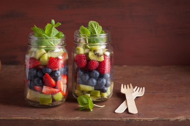 Ensalada de frutas en tarro de masón fresa arándano kiwi manzana menta