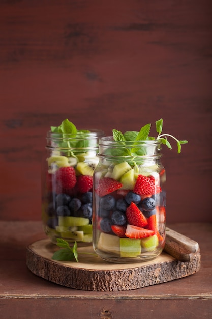 Ensalada de frutas en tarro de masón fresa arándano kiwi manzana menta