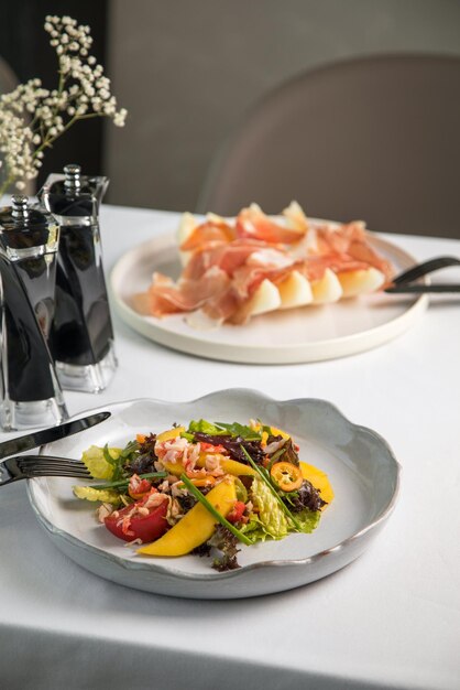 Ensalada de frutas y taza de bebida negra Desayuno saludable Sobre un fondo blanco