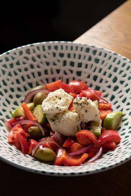 Ensalada de frutas con tazón de saludable ensalada de frutas frescas sobre fondo de mármol blanco