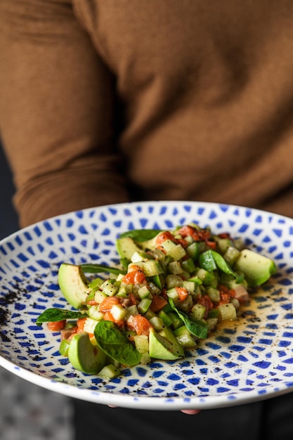 Ensalada de frutas con tazón de saludable ensalada de frutas frescas sobre fondo de mármol blanco