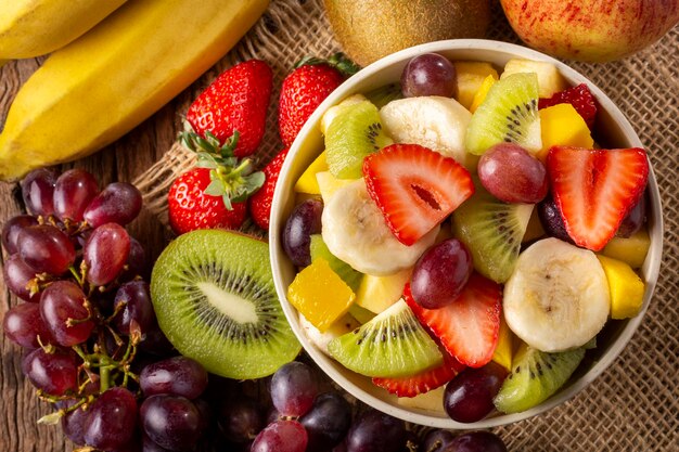 Ensalada de frutas en un tazón sobre la mesa