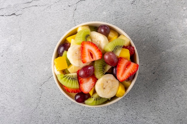 Ensalada de frutas en un tazón sobre la mesa