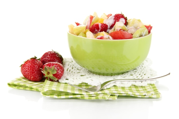 Ensalada de frutas útil de frutas frescas y bayas en un tazón aislado en blanco