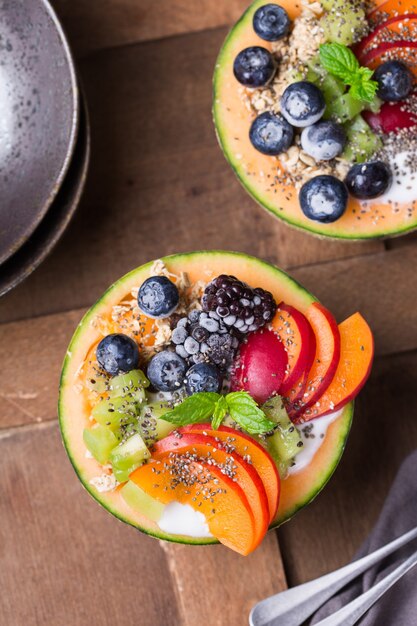 Ensalada de frutas con yogur en tazón de melón melón tallado